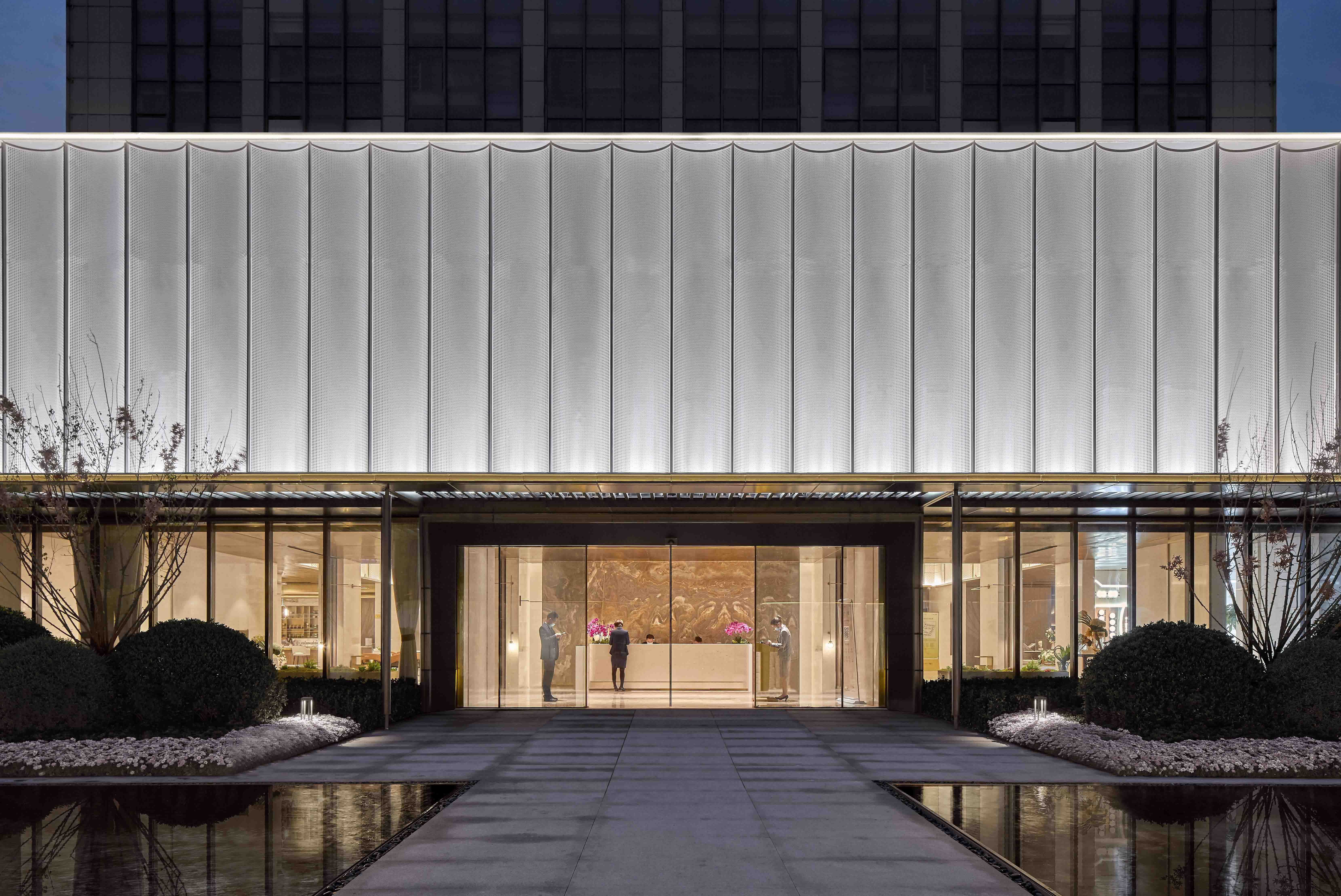 一定的私密性,底层超白玻璃幕墙的通透与上层穿孔铝板立面的私密性