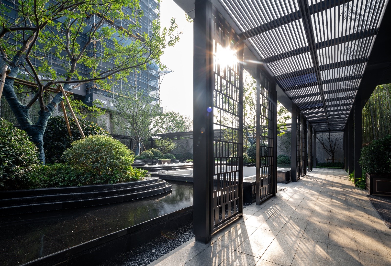 实景图·效果图行舟大道两侧,风雨连廊呈围合包裹之势,阳光初照,廊