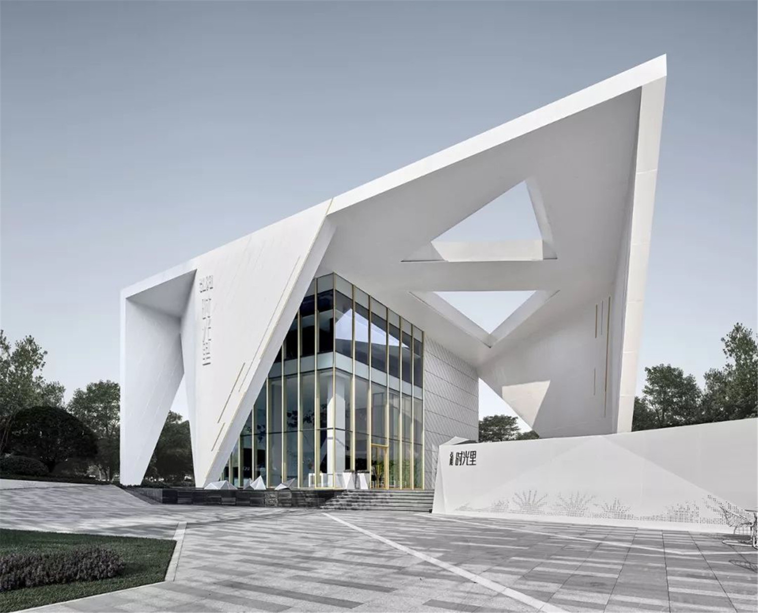 折板造型创造出两处灰空间,灰空间下的入口平台